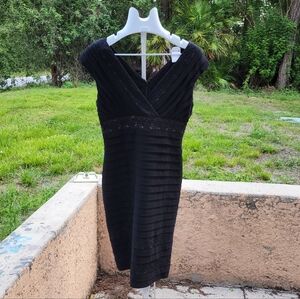 Adrianna Papell Black V-neck Form Fitting Evening Party Cocktail Dress